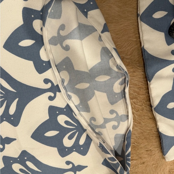 Serena & Lily Blue and White indoor/outdoor pillow covers - Picture 3 of 5